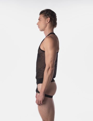 Dramă cu maiou din plasă