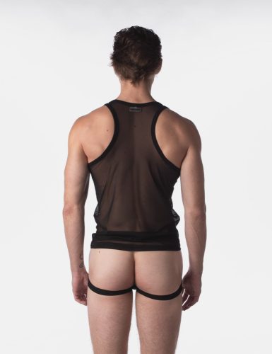 Dramă cu maiou din plasă