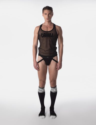 Dramă cu maiou din plasă