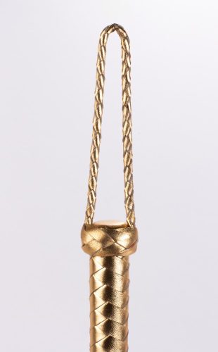 Flogger cu mâner din piele metalică și cozi din piele întoarsă roșie 18"