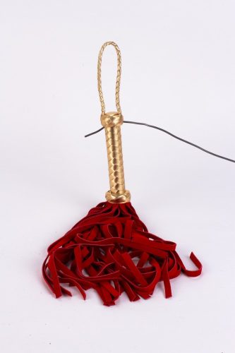 Flogger cu mâner din piele metalică și cozi din piele întoarsă roșie 18"