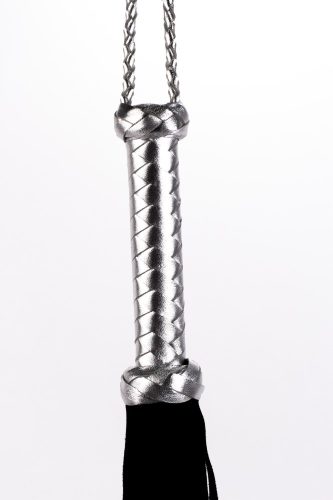 Flogger cu mâner din piele metalizată și cozi din piele întoarsă negru 18"