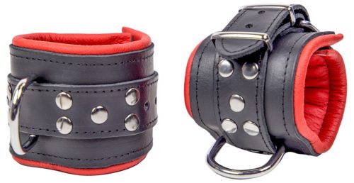 Párnázott bőr csuklókötöző – fekete-piros színben