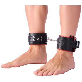 Párnázott bőrbilincs – fekete-piros intim kiegészítő