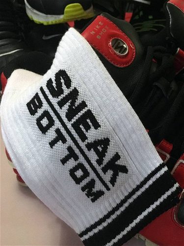 Sokken Sneak – stílusos fehér-fekete zokni