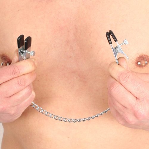 Fém mellbimbócsipesz lánccal – érzéki kiegészítő