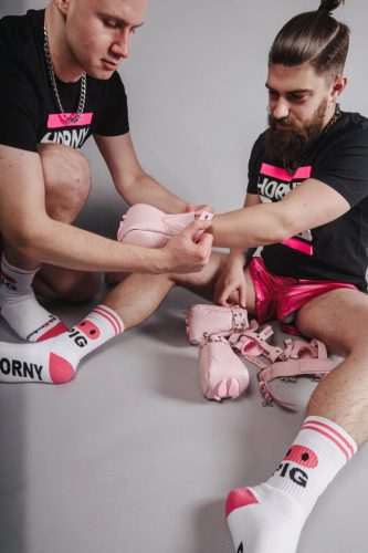 HORNY PIG Sk8erboy – stílusos fehér zokni, prémium minőség