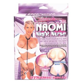 Naomi, asistentă de noapte cu uniformă